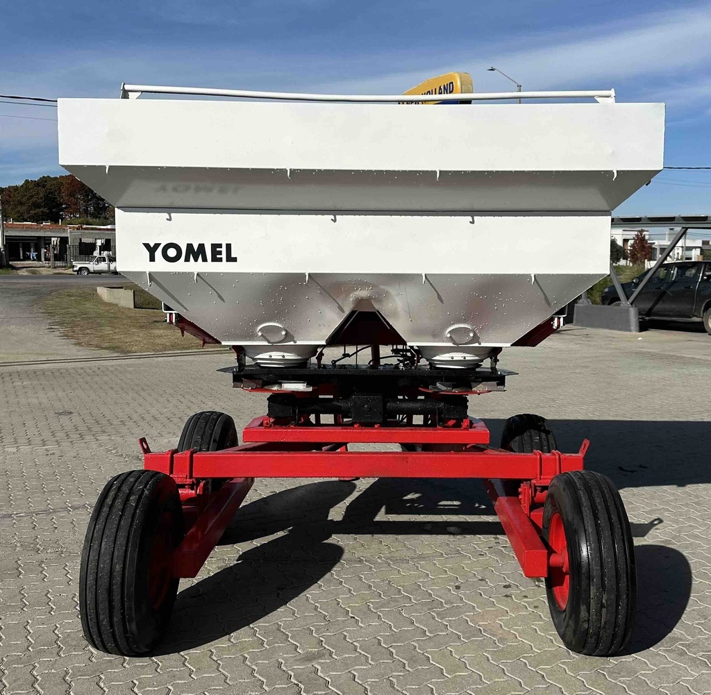 FERTILIZADORA USADA YOMEL  3000 LTS.